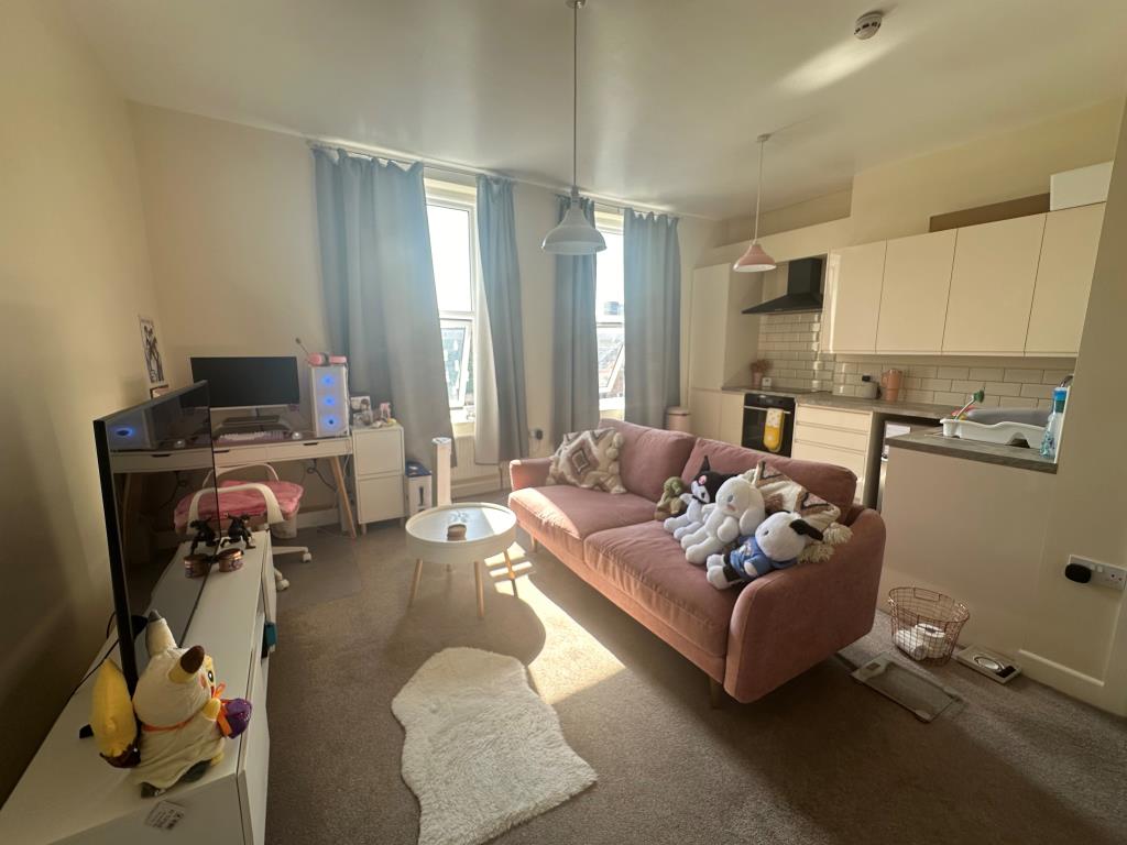 Lot: 136 - MIXED USE INVESTMENT IN TOWN CENTRE - Middle flat living room/kitchen